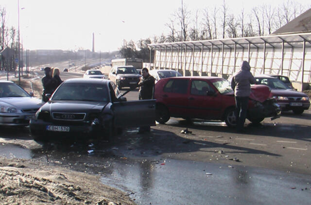 Avarijos pasekmės - keturi apgadinti automobiliai