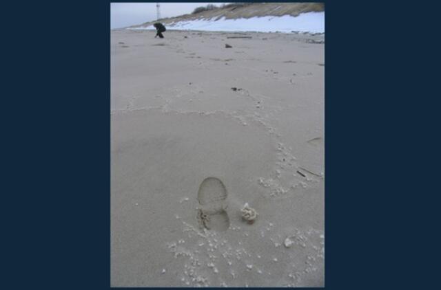 Baltijos pakrantėje ties Nida - baltos spalvos teršalai