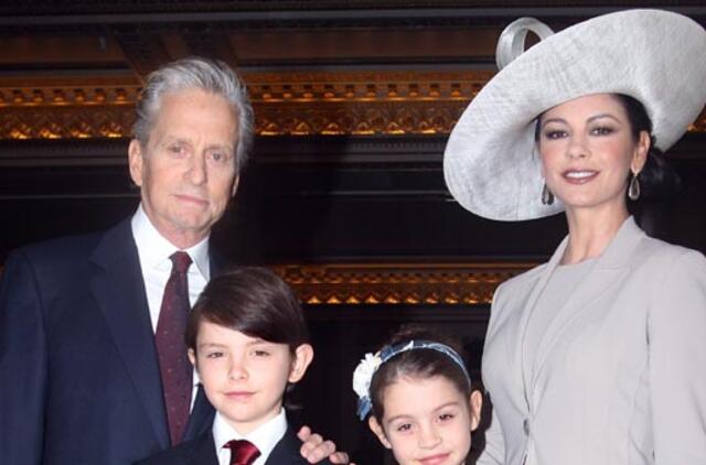 Catherine Zeta-Jones apdovanota Britų imperijos ordinu