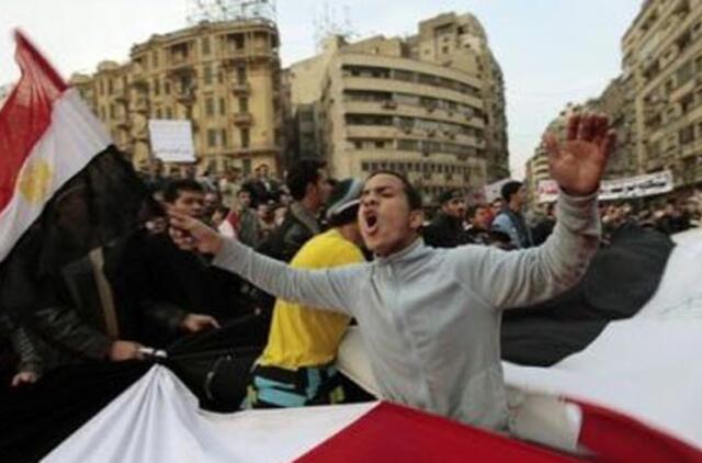 Egiptas: protestuotojai padegė policijos departamentą ir dešimtis automobilių