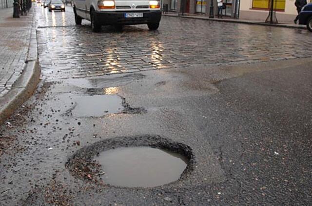 Eismą mieste trikdo duobės ir kelių remontas