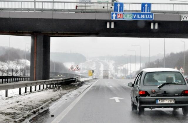 Lietus sparčiai tirpdo sniegą nuo pagrindinių kelių, rajoniniai keliai - slidūs