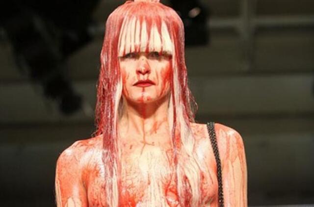 Mada Londone: kraujas, dujokaukės, genitalijos...