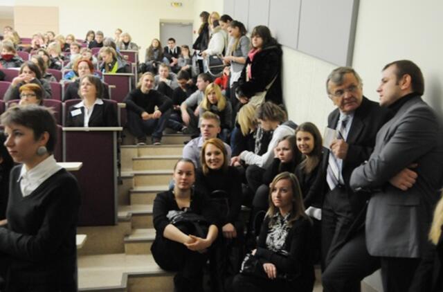 Ministras: turėtų būti draudžiami visi nuolatinių studijų studentai