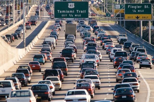 Naujų automobilių pardavimo apimtys JAV toliau auga