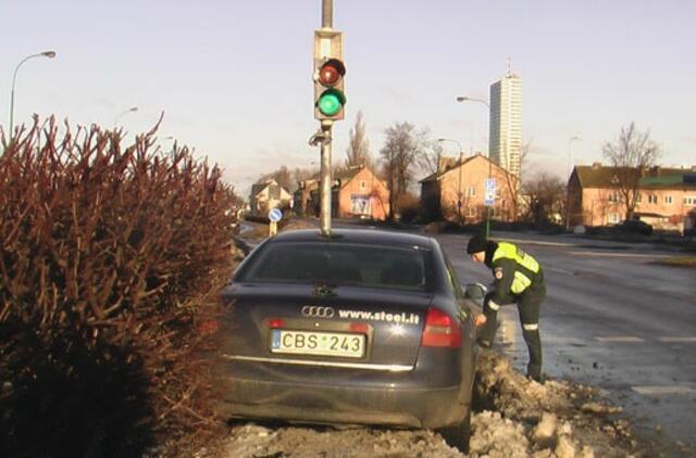 Neblaivų vairuotoją sustabdė šviesoforas