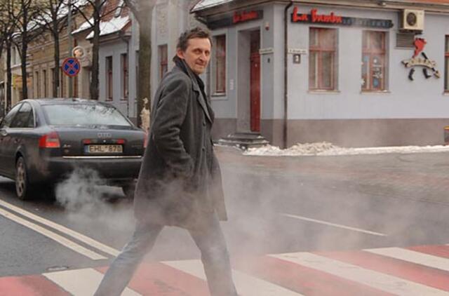 Palmeris netrokšta gulėti po palmėmis