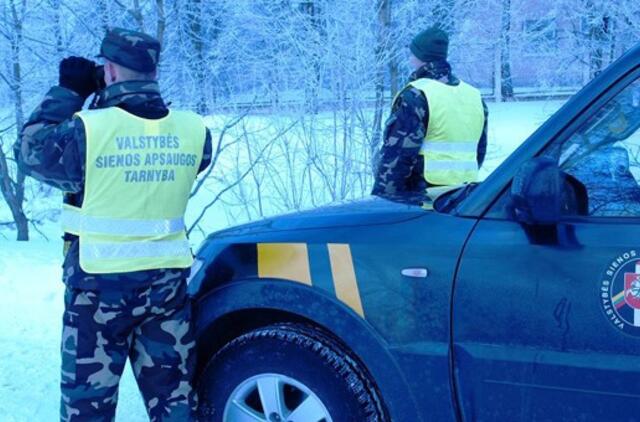 Pasieniečiai gelbėjo miške pasiklydusius tėvą ir sūnų