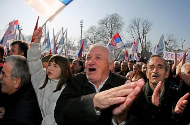 Serbijoje opozicija reikalauja pirmalaikių parlamento rinkimų