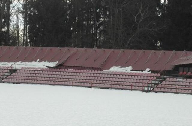 Šilutės futbolo sirgaliai liko be tribūnos stogo