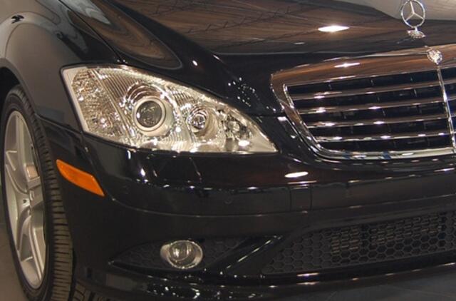 Sportininkų gatvėje sudegė brangus mersedesas