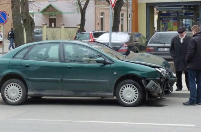 Automobiliai vienu metu sankryžos nepervažiavo