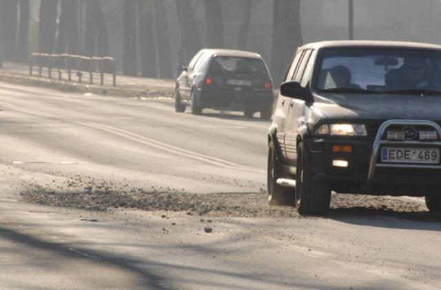 Duobes Klaipėdos gatvėse lopys tik balandį