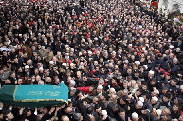 Minios žmonių dalyvavo buvusio Turkijos premjero laidotuvėse