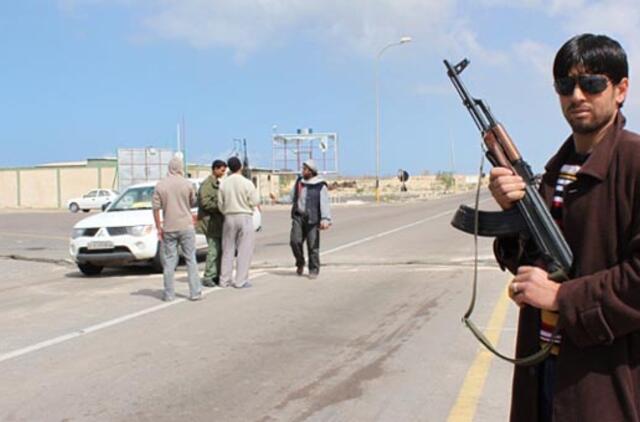 Muamarui Kadafiui lojalios pajėgos juda rytų link