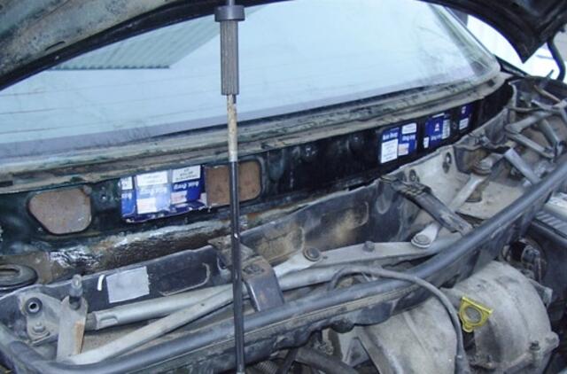 Nidos kontrolės poste sulaikytas automobilis su kontrabandos slėptuve