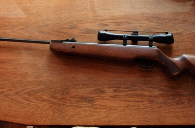 Paauglys šautuvu netyčia sužalojo draugą