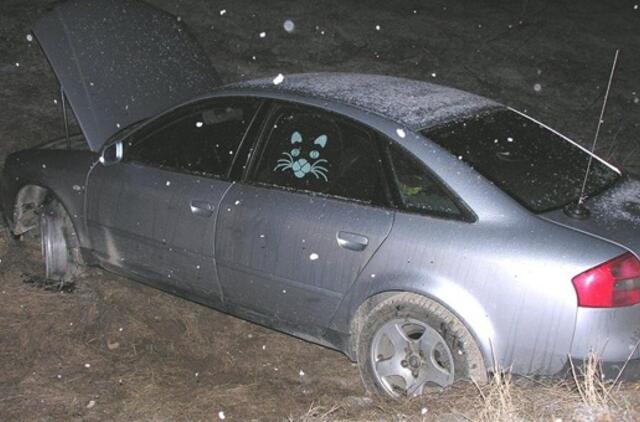 Persekiotas kontrabandininkų automobilis atsidūrė griovyje