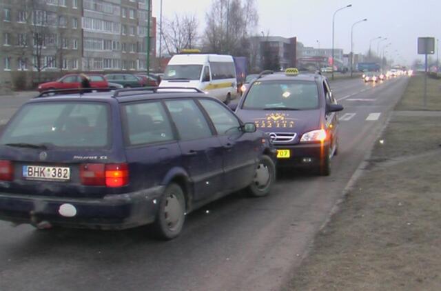 Po smūgio lengvasis automobilis sukosi kaip vilkelis