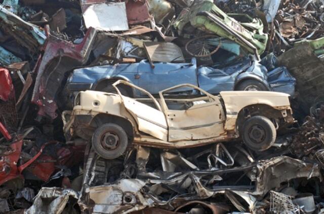 Prekiautojai metalo laužu neteisėtai gavo per 2,5 mln. litų