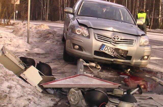 Slidūs keliai tapo avarijų priežastimi