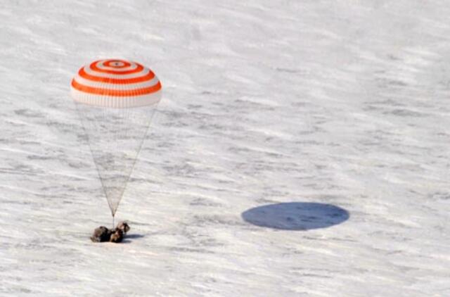 "Sojuz" kapsulėje į Žemę grįžo du rusų kosmonautai ir amerikiečių astronautas