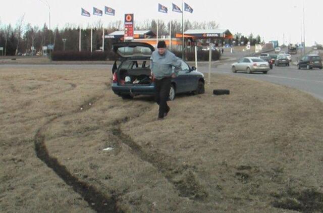 Žiedinėje sankryžoje "Daewoo" išlėkė "iš orbitos"