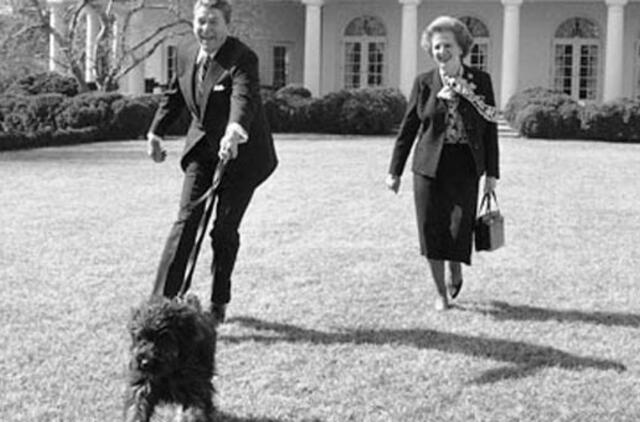 Aukcione bus parduodama viena legendinių Margaret Thatcher rankinių