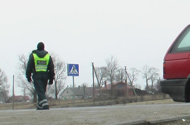 Girti vairuotojai bandė išsipirkti kyšiais