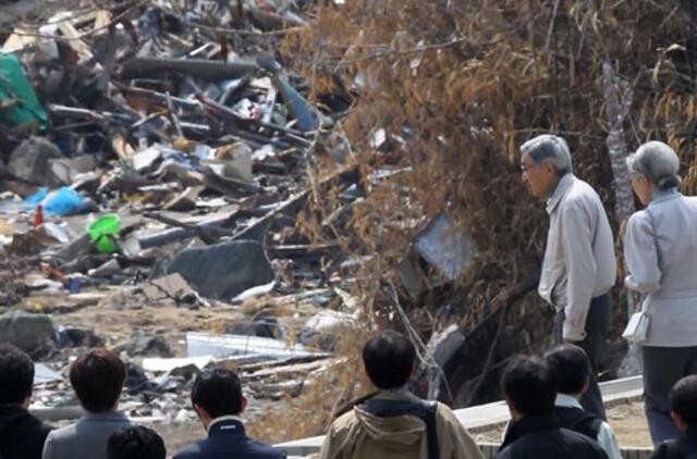 Japonijos imperatorius aplankė cunamio nusiaubtus šalies regionus