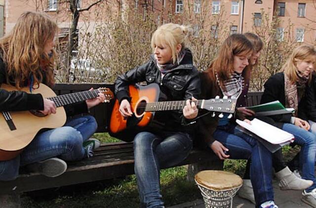 Muzikantus eiti į gatves ragina šiltas oras