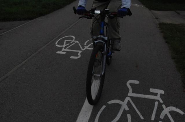 Neblaivus dviratininkas pareigūnui siūlė kyšį