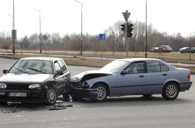 Prospektų sankryžoje susidūrė automobiliai