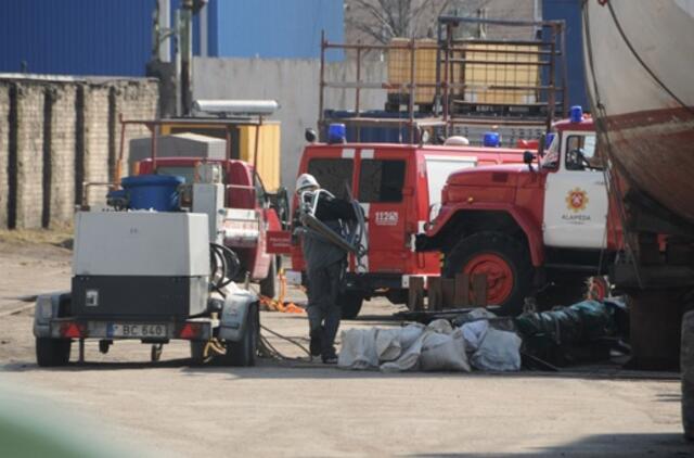 Uosto teritorijoje užsidegė remontuojamas laivas