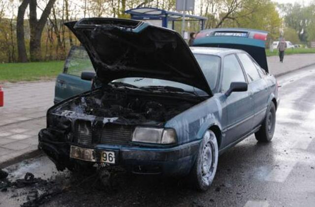 Rytinio piko metu - lengvojo automobilio gaisras