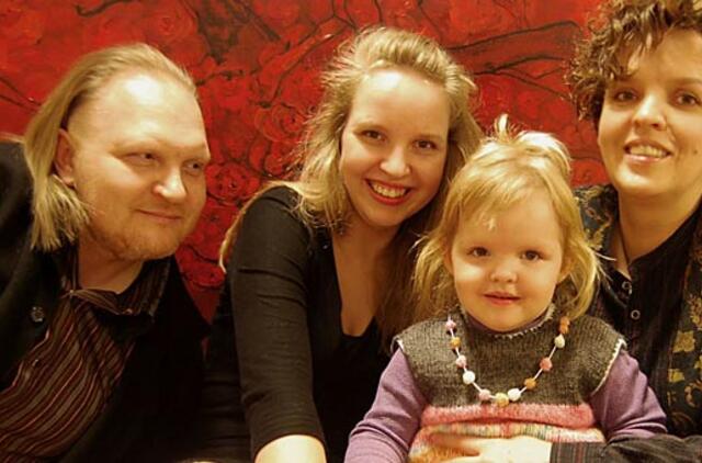 Šeimyninis portretas interjere: sparnai ant kėdės atkaltės