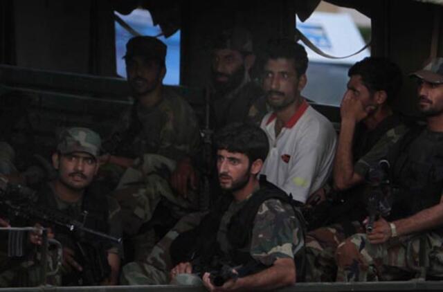 Smogikai užpuolė laivyno oro pajėgų bazę Pakistane