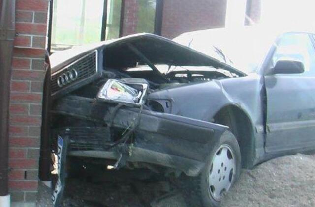 "Audi" rėžėsi į garažą
