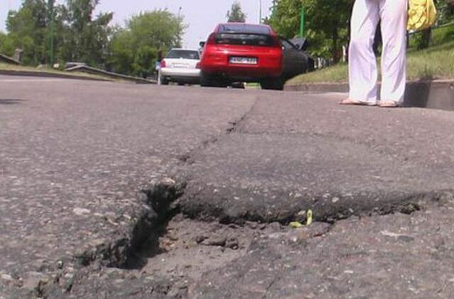 Avarija kilo per nedidelę duobę gatvėje