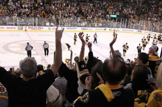 "Boston Bruins" sušvelnino NHL finalo serijos rezultatą