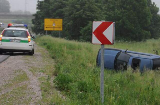 Girtam vairuotojui posūkis neįveikiamas