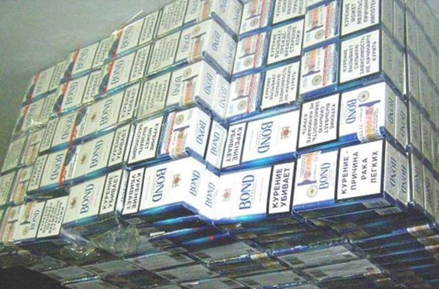 Į lėktuvą Airijos lietuviai nešėsi 400 pakelių kontrabandinių cigarečių