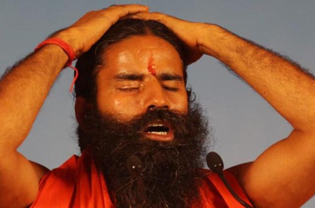 Indijos policija šturmavo bado streiką paskelbusio jogos guru palapinę