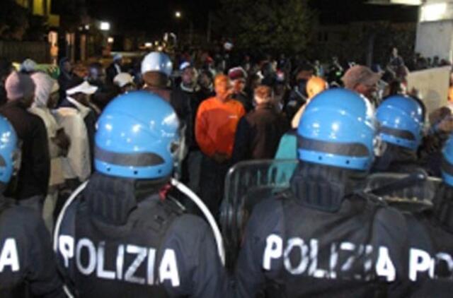 Italija: per susirėmimus su naujo geležinkelio priešininkais sužeisti 25 policininkai