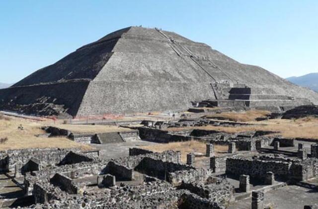 Karas ir taika Meksikoje (1)