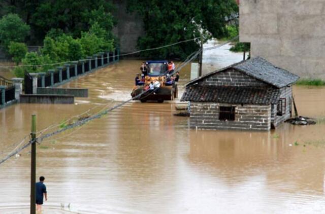 Per potvynius Kinijoje žuvo arba be žinios dingo daugiau kaip 170 žmonių