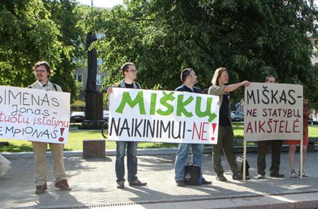 Prie Seimo - piketai dėl statybų miškuose