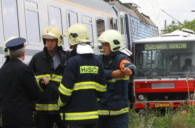 Prieš autobuso susidūrimą su traukiniu spėta evakuoti keleivius