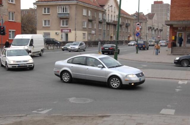 Sankryžoje iš automobilio pavogta rankinė su 300 tūkst. litų