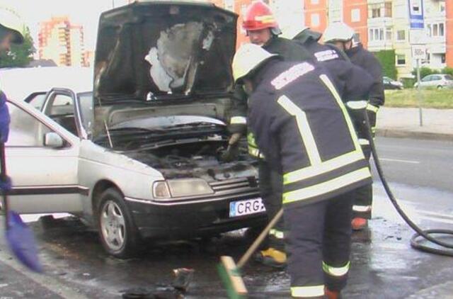 Sankryžoje užsiliepsnojo lengvasis automobilis